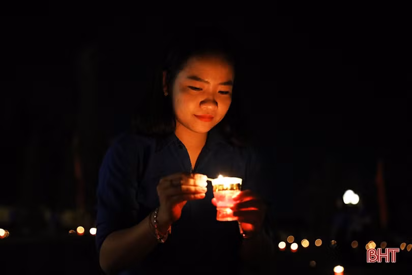 Các địa phương ở Hà Tĩnh thắp nến tri ân tưởng nhớ các anh hùng liệt sỹ