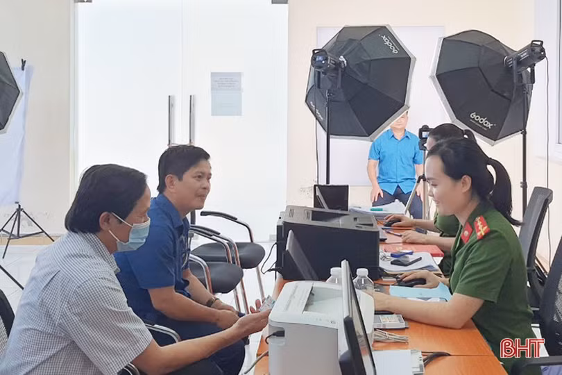 Quyết liệt triển khai cấp tài khoản định danh điện tử phục vụ chuyển đổi số