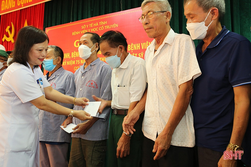 Gặp mặt, tặng quà các thương, bệnh binh đang điều trị tại Bệnh viện Y học cổ truyền