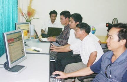 Các PV Báo điện tử Hà Tĩnh đang cập nhật thông tin ngày đầu tiên lên mạng