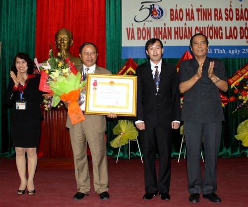 Thừa uỷ quyền Chủ tịch nước Bí thư Tỉnh uỷ Nguyễn Thanh Bình trao Huân chương lao động hạng Nhất cho Báo Hà Tĩnh