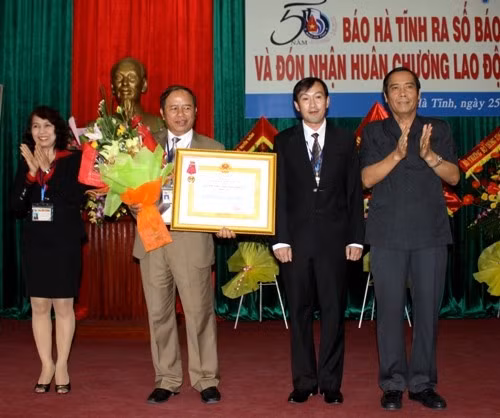 Thừa uỷ quyền Chủ tịch nước Bí thư Tỉnh uỷ Nguyễn Thanh Bình trao Huân chương lao động hạng Nhất cho Báo Hà Tĩnh