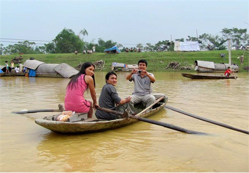 Phóng viên tác nghiệp trong trận lũ lịch sử 2010