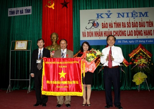 Thừa uỷ quyền Thủ tướng Chính phủ, Phó Bí thư Thường trực Tỉnh uỷ trao cờ dẫn đầu phong trào thi đua cho tập thể Báo Hà Tĩnh