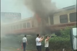 Tàu hỏa bốc cháy dữ dội, 2 toa bị thiêu rụi