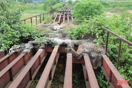 Nhếch nhác 2 cây cầu sắt trên tuyến kênh thoát lũ