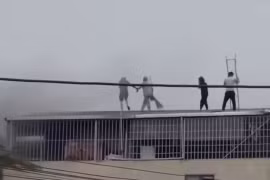 2 thanh niên cầm búa phá mái tôn, cứu 7 người thoát khỏi đám cháy