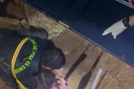 Căng thẳng giải cứu bé gái bị vùi lấp dưới căn nhà sạt lở