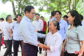 Chủ tịch UBND tỉnh chung vui với người dân có nhà ở mới