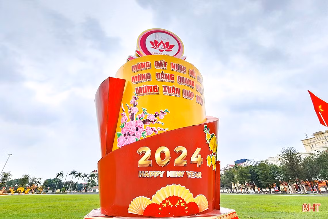 Phố phường Hà Tĩnh rực rỡ cờ hoa mừng 94 năm ngày thành lập Đảng