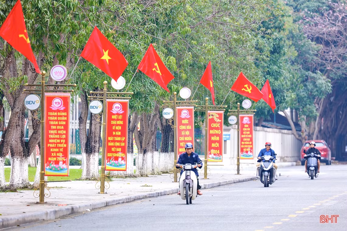 Phố phường Hà Tĩnh rực rỡ cờ hoa mừng 94 năm ngày thành lập Đảng