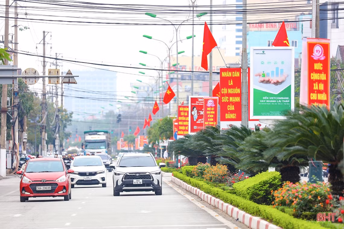 Phố phường Hà Tĩnh rực rỡ cờ hoa mừng 94 năm ngày thành lập Đảng