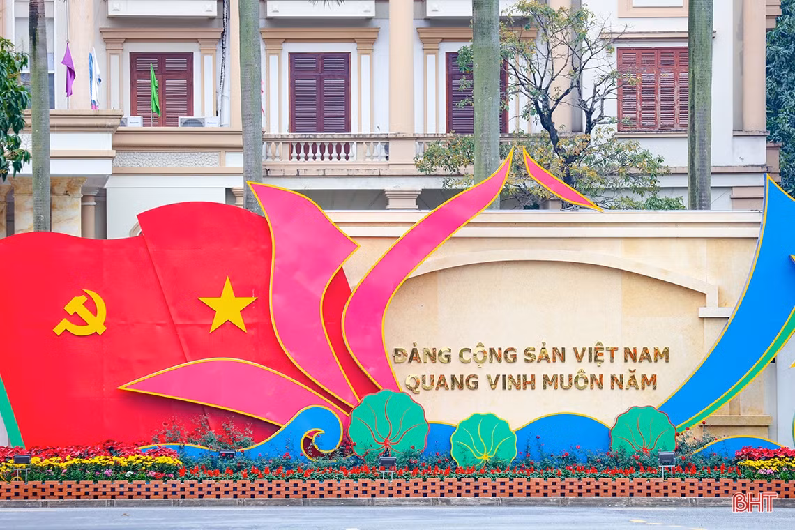 Phố phường Hà Tĩnh rực rỡ cờ hoa mừng 94 năm ngày thành lập Đảng