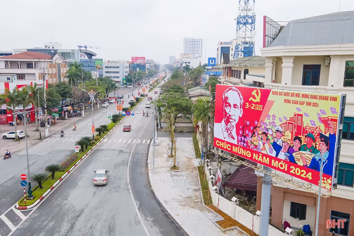 Phố phường Hà Tĩnh rực rỡ cờ hoa mừng 94 năm ngày thành lập Đảng