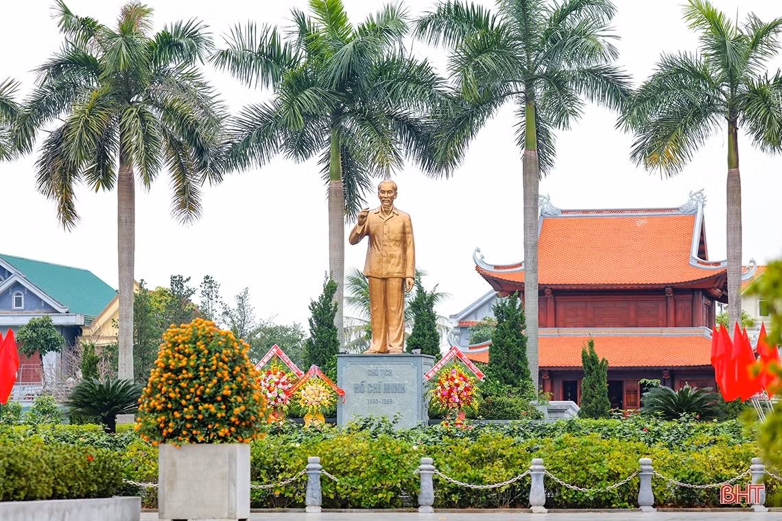 Phố phường Hà Tĩnh rực rỡ cờ hoa mừng 94 năm ngày thành lập Đảng