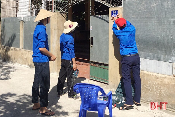 Không ngại nắng nóng, tuổi trẻ Hà Tĩnh giúp người dân xây dựng nông thôn mới