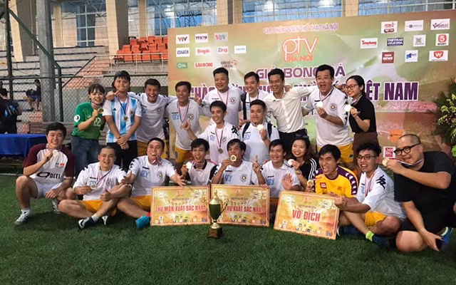 HLV Park Hang Seo đá bóng cực sung với các nhà báo dưới cái nắng 40 độ