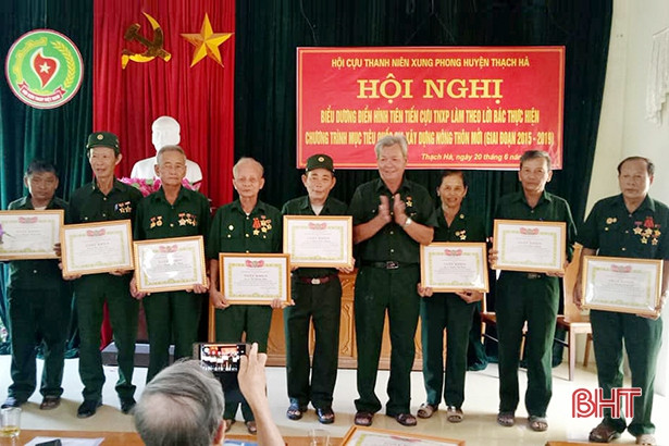 71 cựu TNXP huyện Thạch Hà được trao tặng huy hiệu “Nông thôn mới”