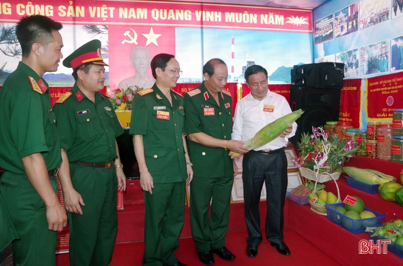 Bộ Tư lệnh Quân khu 4 tuyên dương 2 tập thể, 5 cá nhân lực lượng vũ trang Hà Tĩnh