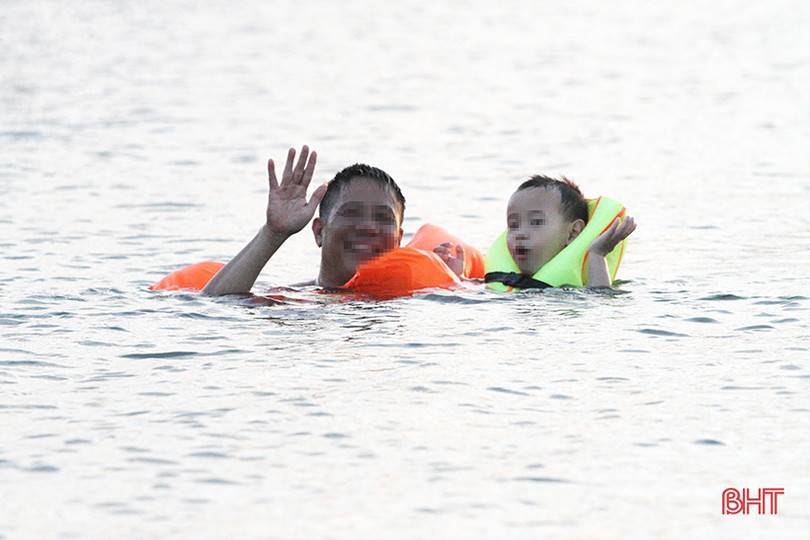 Bất chấp nguy hiểm, người dân đổ xuống hồ Kẻ Gỗ giải nhiệt