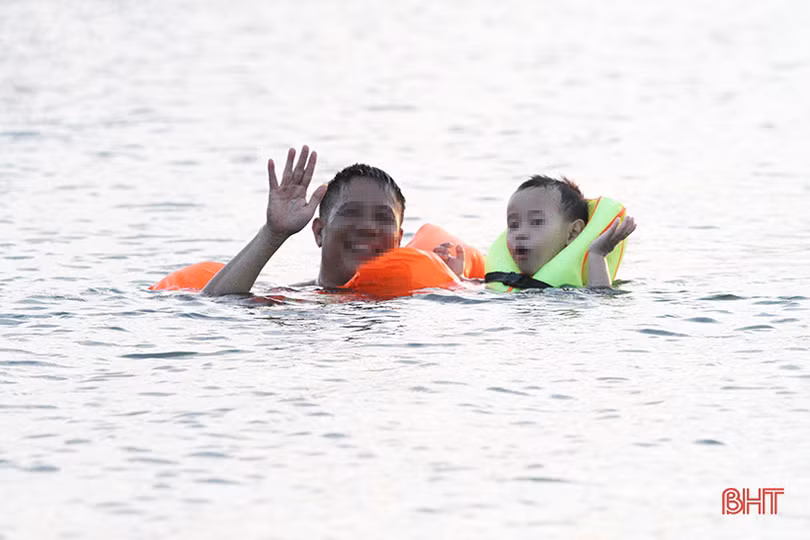 Bất chấp nguy hiểm, người dân đổ xuống hồ Kẻ Gỗ giải nhiệt