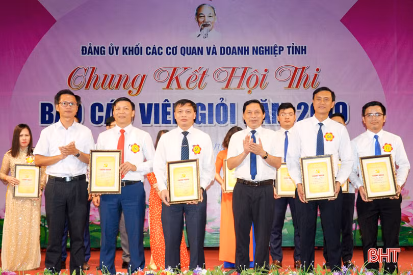 13 thí sinh các cơ quan và doanh nghiệp Hà Tĩnh thi báo cáo viên giỏi