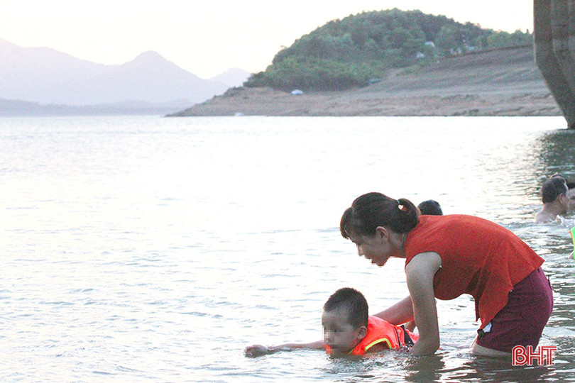 Bất chấp nguy hiểm, người dân đổ xuống hồ Kẻ Gỗ giải nhiệt