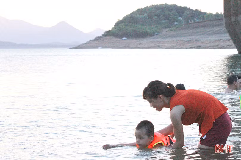 Bất chấp nguy hiểm, người dân đổ xuống hồ Kẻ Gỗ giải nhiệt