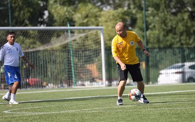 HLV Park Hang Seo đá bóng cực sung với các nhà báo dưới cái nắng 40 độ