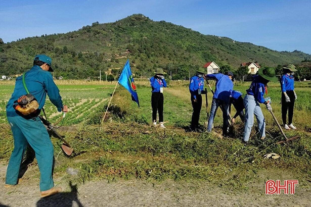 Không ngại nắng nóng, tuổi trẻ Hà Tĩnh giúp người dân xây dựng nông thôn mới