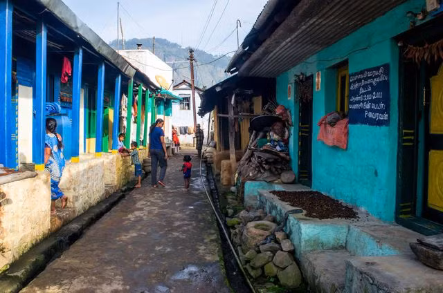 Ngôi làng thần bí và kỳ lạ câu chuyện người dân không dám đi giày dép