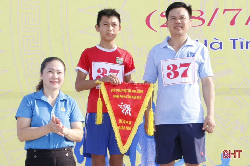 Người dân TP Hà Tĩnh chạy việt dã hưởng ứng ngày Gia đình Việt Nam