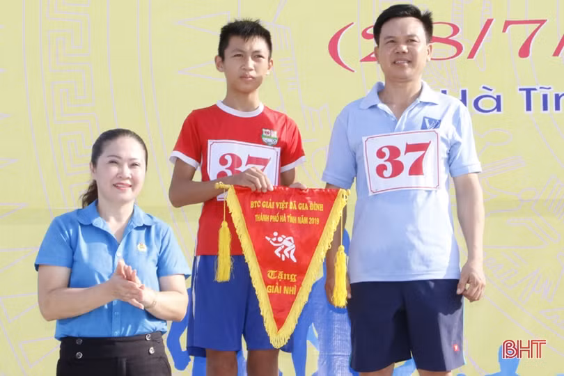 Người dân TP Hà Tĩnh chạy việt dã hưởng ứng ngày Gia đình Việt Nam