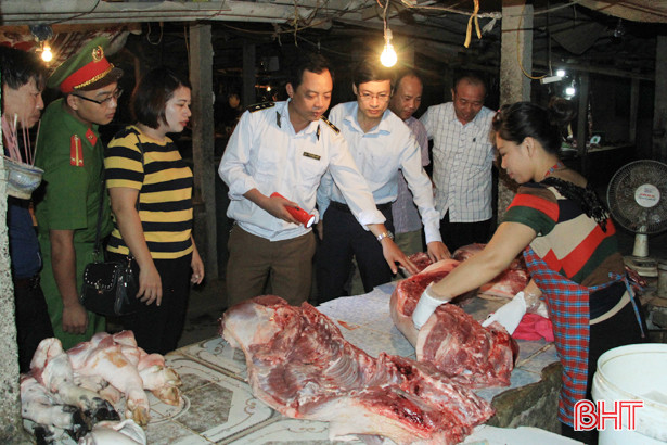 Phát hiện nhiều quầy thịt lợn không có dấu kiểm soát giết mổ ở Nghi Xuân