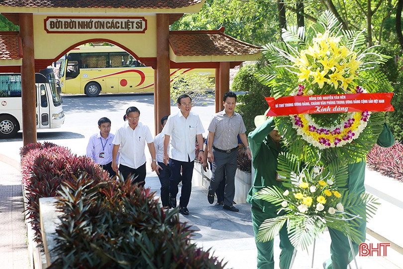 Chánh Văn phòng Trung ương Đảng Nguyễn Văn Nên dâng hương tại Ngã ba Đồng Lộc
