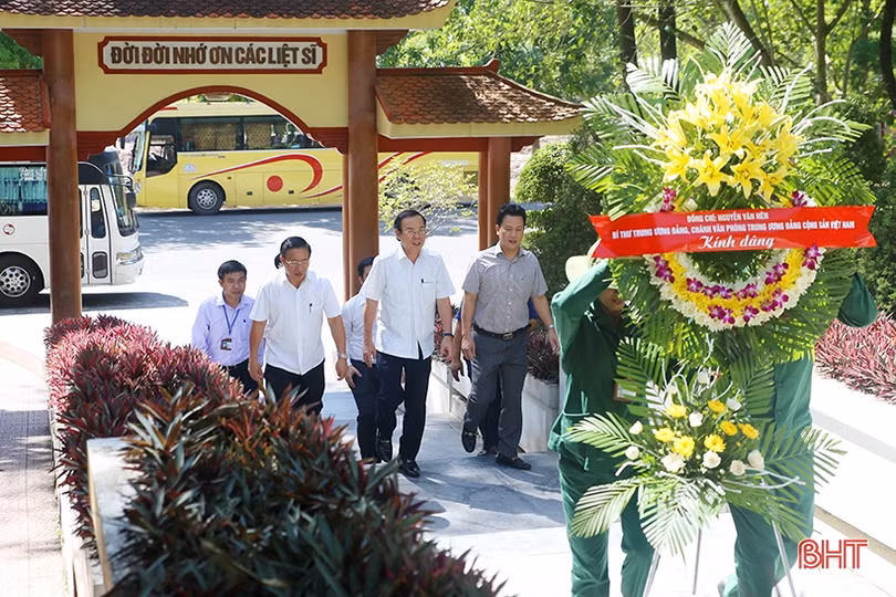 Chánh Văn phòng Trung ương Đảng Nguyễn Văn Nên dâng hương tại Ngã ba Đồng Lộc