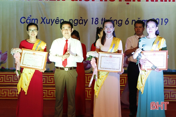 Trao giải cho thí sinh xuất sắc tại hội thi Báo cáo viên giỏi huyện Cẩm Xuyên