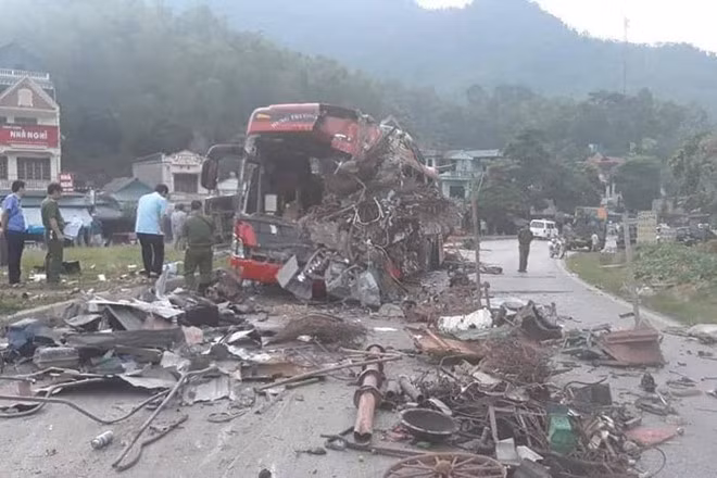 Xe tải chở sắt vụn đối đầu ôtô khách, 3 người tử vong