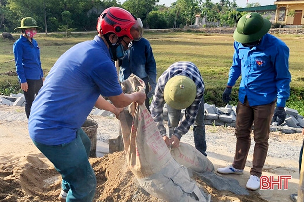 Không ngại nắng nóng, tuổi trẻ Hà Tĩnh giúp người dân xây dựng nông thôn mới