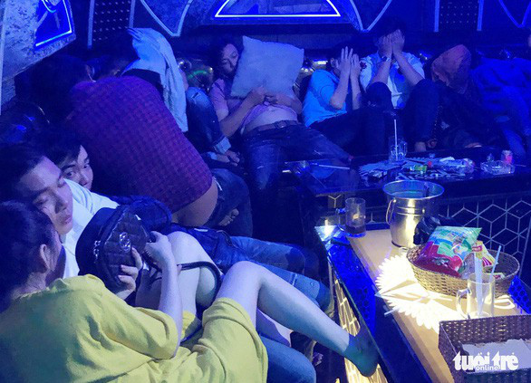 Cấm quán karaoke hoạt động từ 0-8 giờ sáng