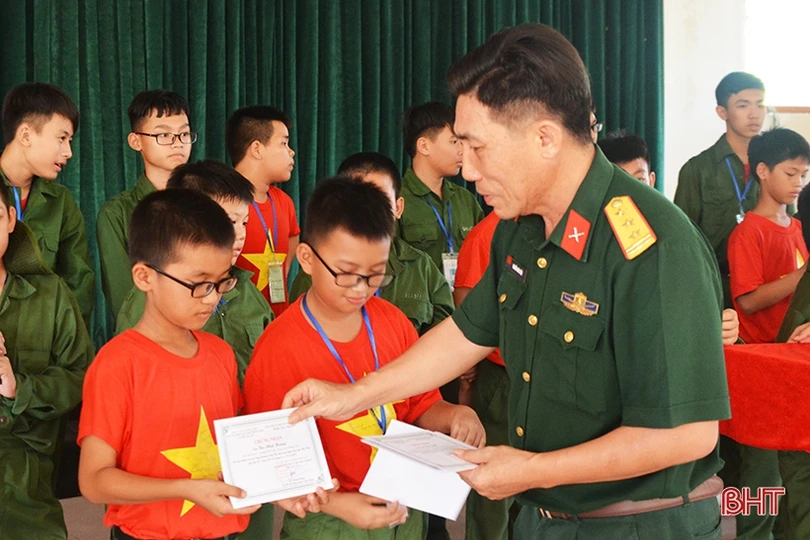 Nhiều cung bậc cảm xúc trong lễ chia tay các chiến sỹ “nhí” sau học kỳ trong quân đội