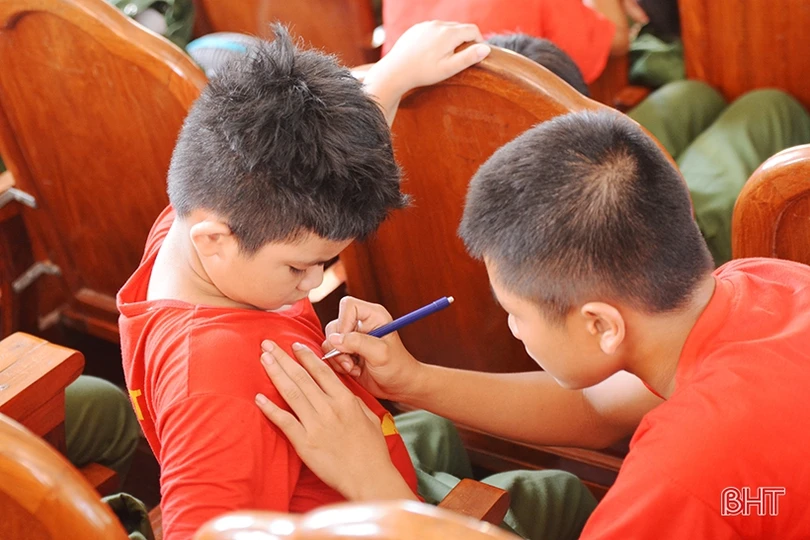 Nhiều cung bậc cảm xúc trong lễ chia tay các chiến sỹ “nhí” sau học kỳ trong quân đội