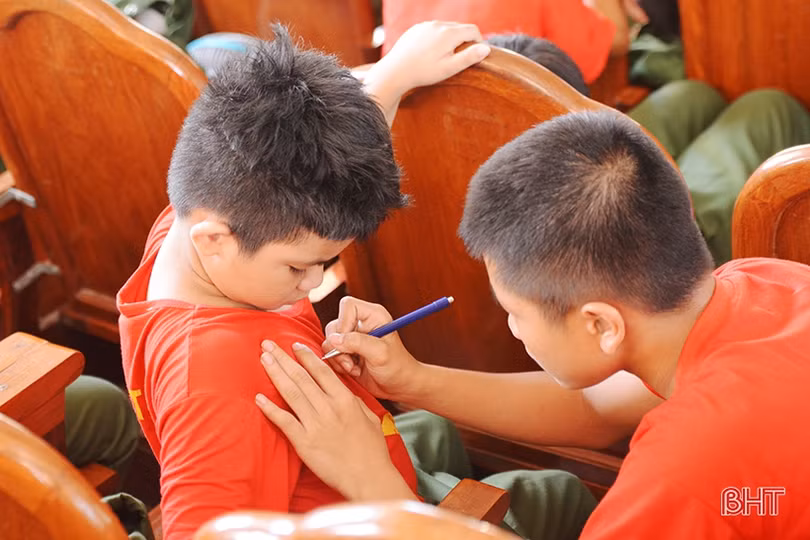 Nhiều cung bậc cảm xúc trong lễ chia tay các chiến sỹ “nhí” sau học kỳ trong quân đội