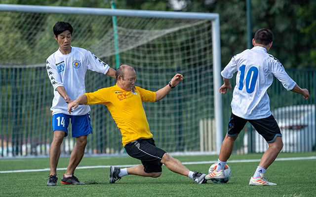 HLV Park Hang Seo đá bóng cực sung với các nhà báo dưới cái nắng 40 độ