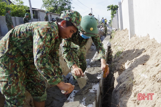 700 cán bộ, chiến sỹ Bộ CHQS Hà Tĩnh giúp dân làm nông thôn mới