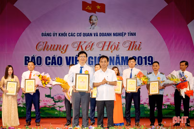 13 thí sinh các cơ quan và doanh nghiệp Hà Tĩnh thi báo cáo viên giỏi