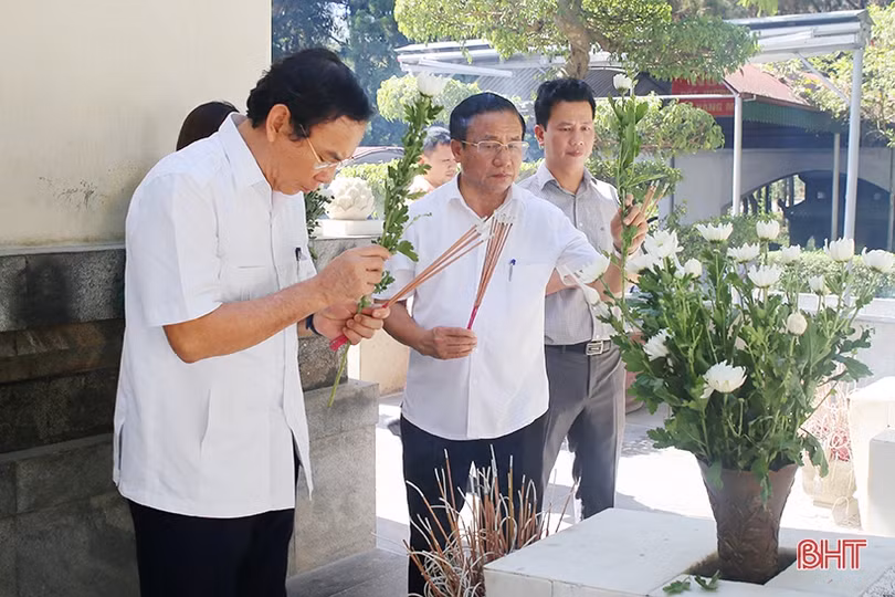 Chánh Văn phòng Trung ương Đảng Nguyễn Văn Nên dâng hương tại Ngã ba Đồng Lộc