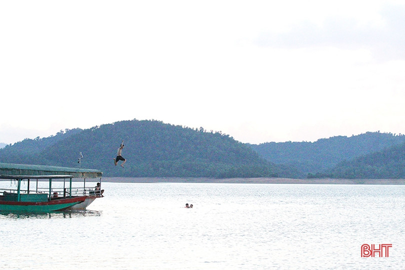 Bất chấp nguy hiểm, người dân đổ xuống hồ Kẻ Gỗ giải nhiệt