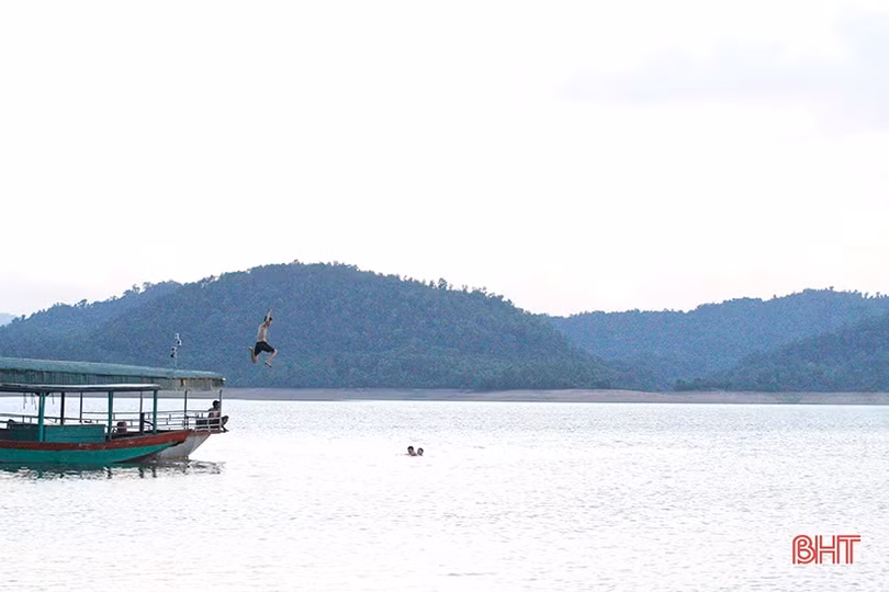 Bất chấp nguy hiểm, người dân đổ xuống hồ Kẻ Gỗ giải nhiệt