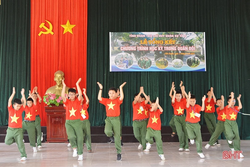 Nhiều cung bậc cảm xúc trong lễ chia tay các chiến sỹ “nhí” sau học kỳ trong quân đội